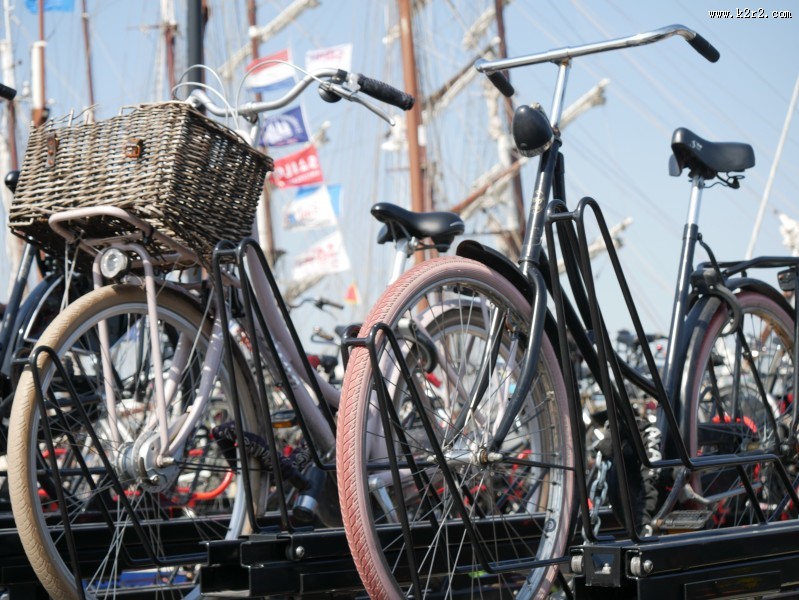 街道上的自行车图片