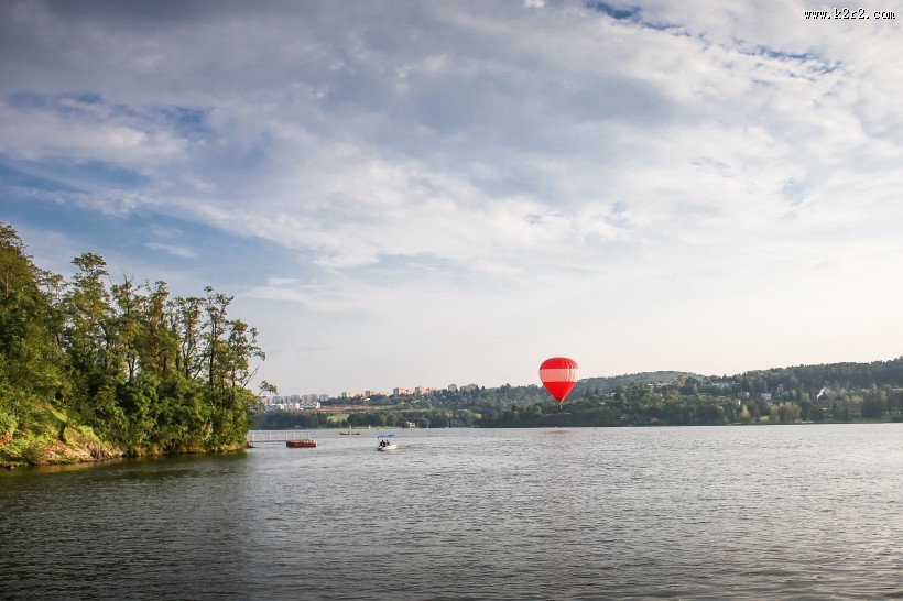 天空中的热气球图片