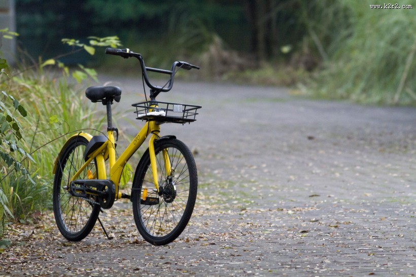 停放在路边的单车图片大全