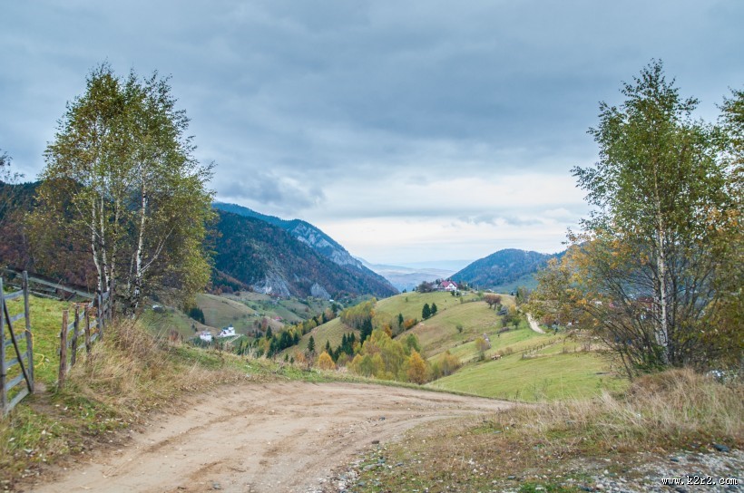 乡间泥泞的土路图片