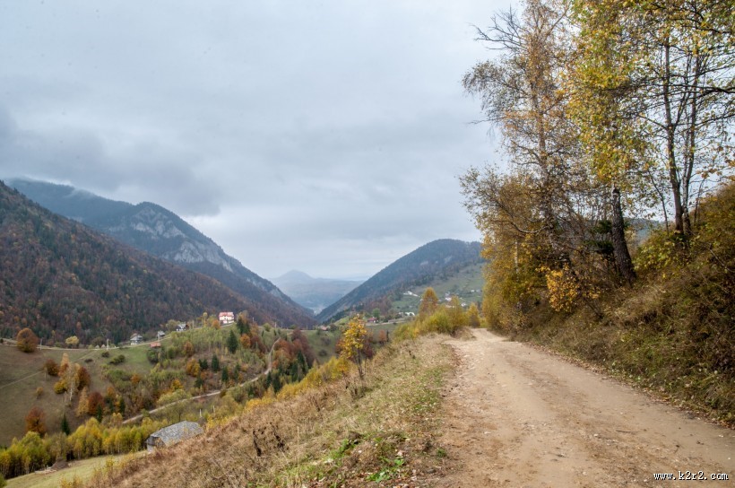 乡间泥泞的土路图片