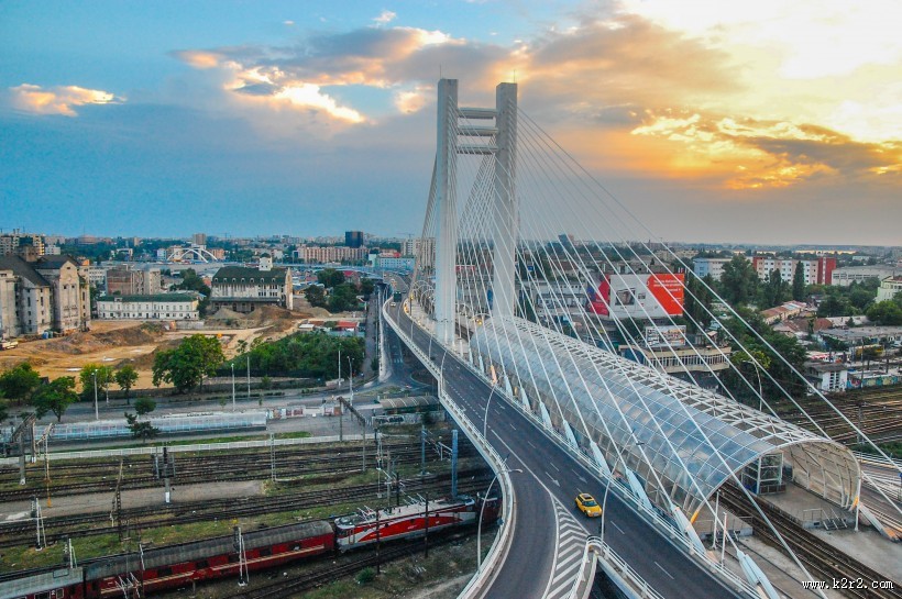 城市中的悬索桥图片