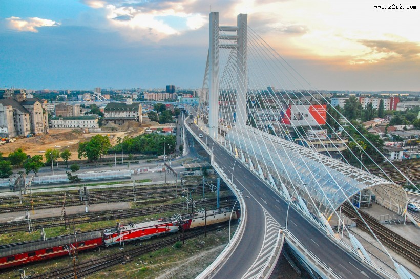 城市中的悬索桥图片