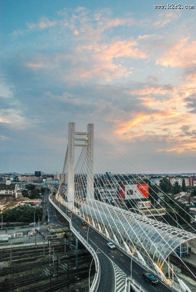 城市中的悬索桥图片