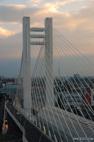 城市中的悬索桥图片