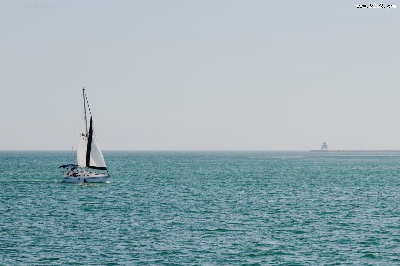 借风行驶的帆船图片