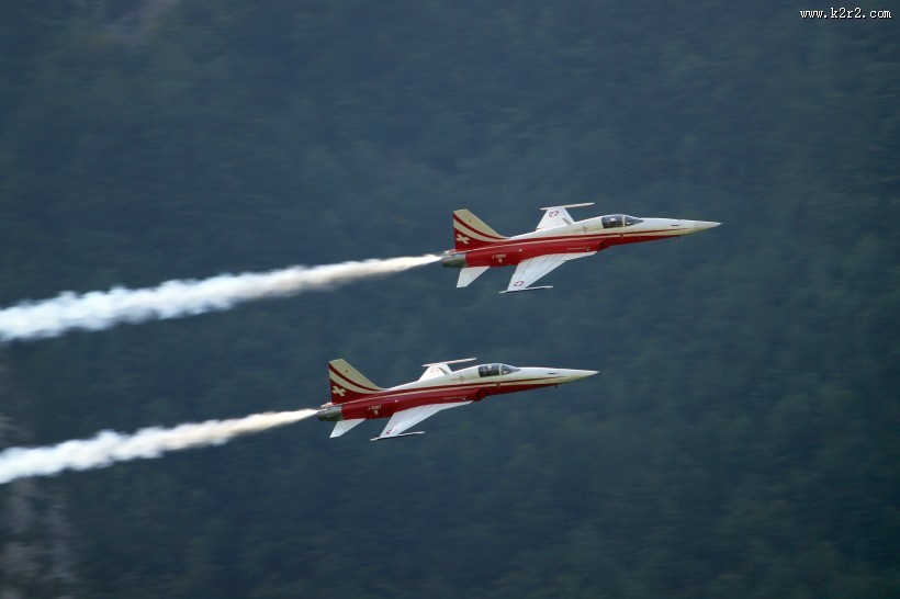 飞行的喷气机图片