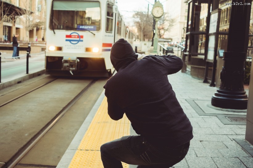 运行的电车图片