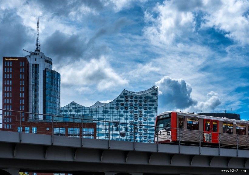 运行的电车图片