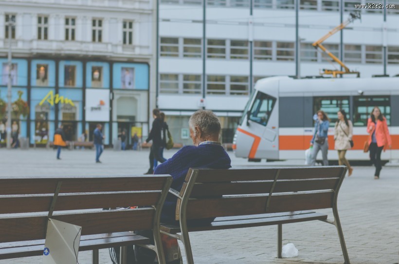 运行的电车图片