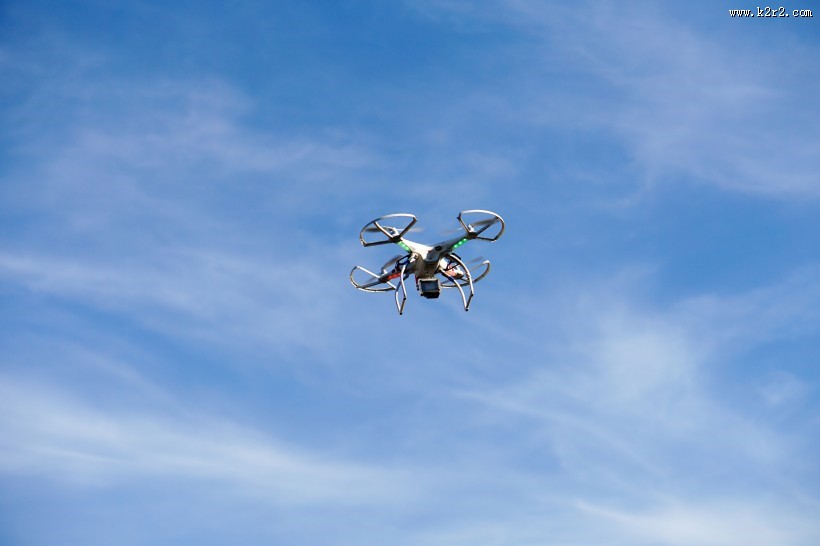 天空飞翔的无人机图片大全