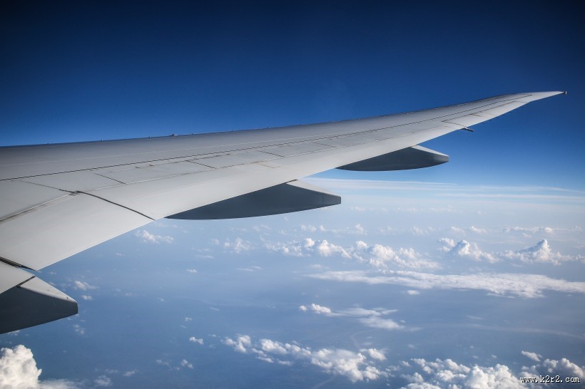 高空云层上的飞机机翼图片
