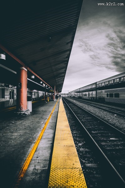 笔直的铁轨图片