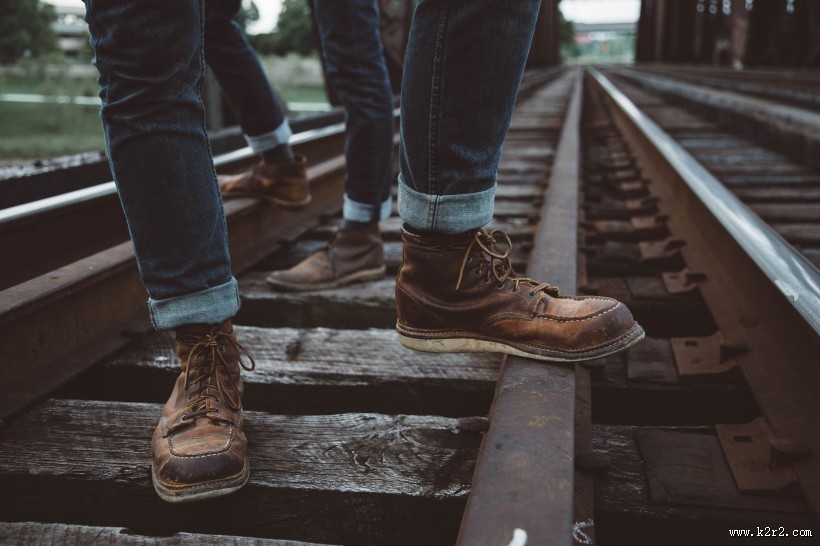 笔直的铁轨图片