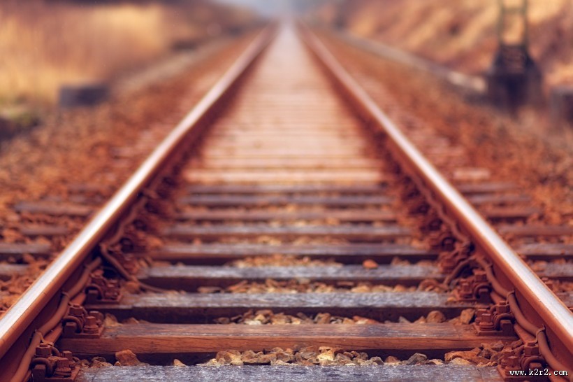 笔直的铁轨图片