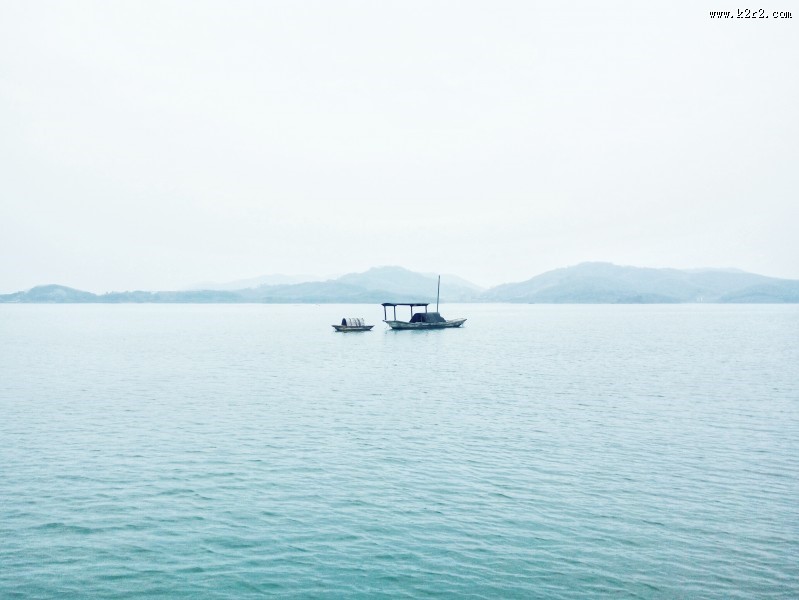 水面上的小船图片