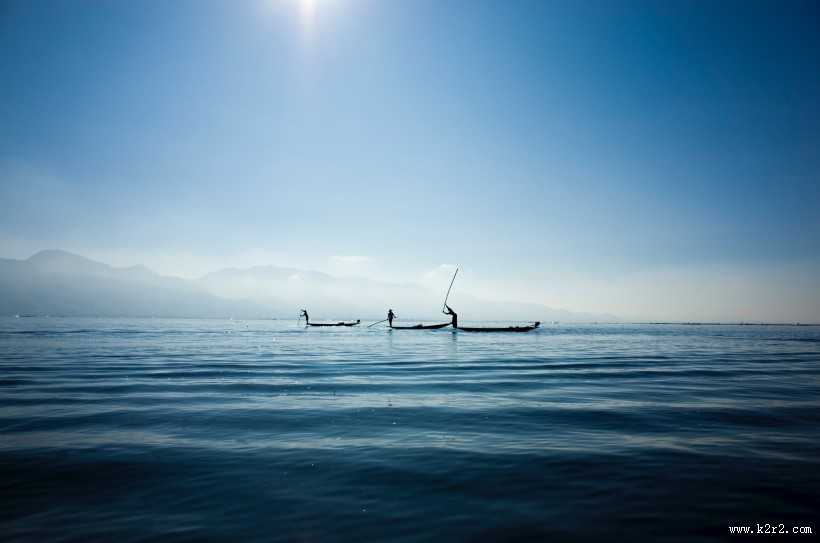 水面上的小船图片
