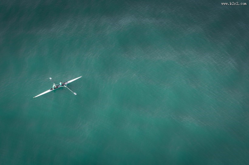 水面上的小船图片