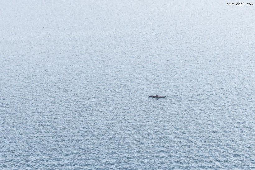 水面上的小船图片
