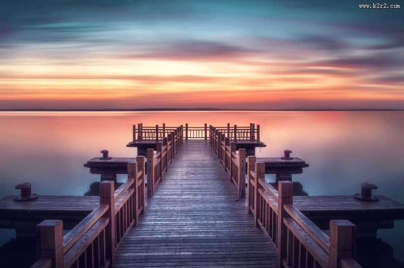 深入水中的孤单栈桥图片
