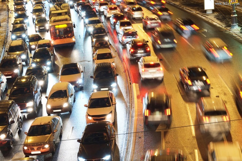 川流不息的车流图片