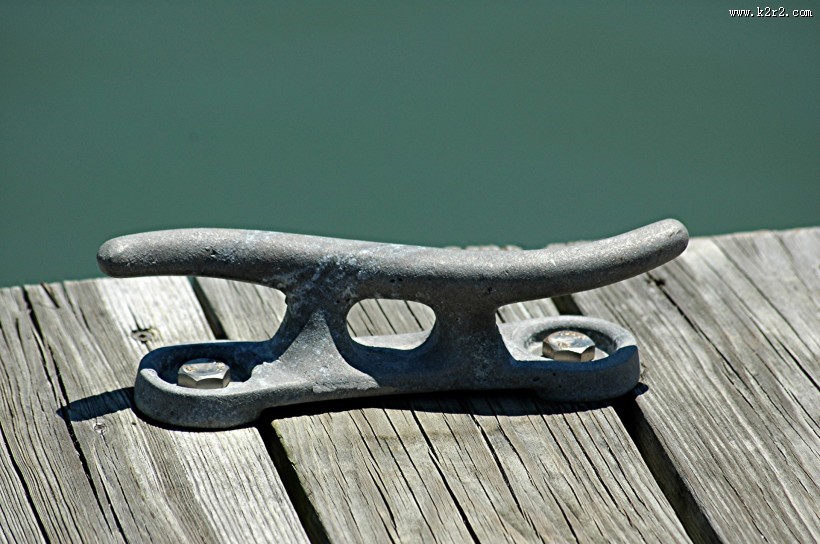 码头的缆绳柱图片