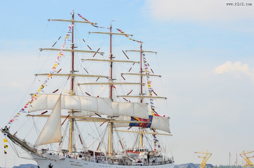 高大的现代船舶图片