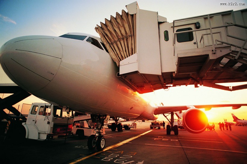 傍晚的飞机图片大全