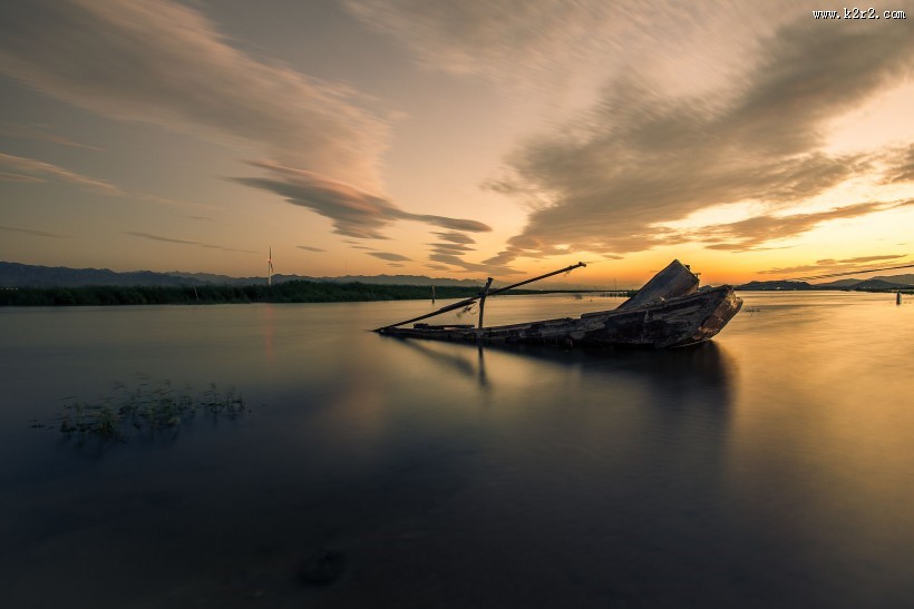 岸边搁置的小船图片