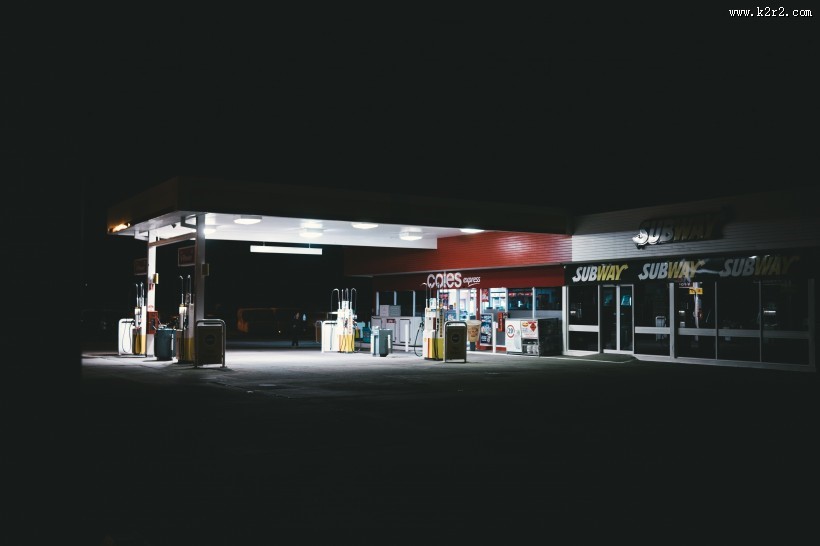 夜晚的加油站图片