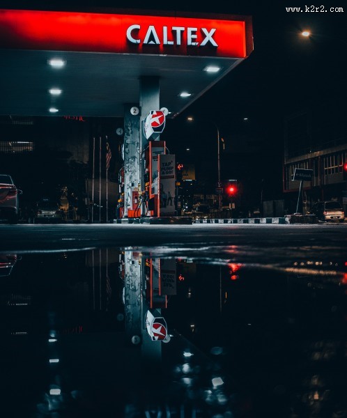 夜晚的加油站图片