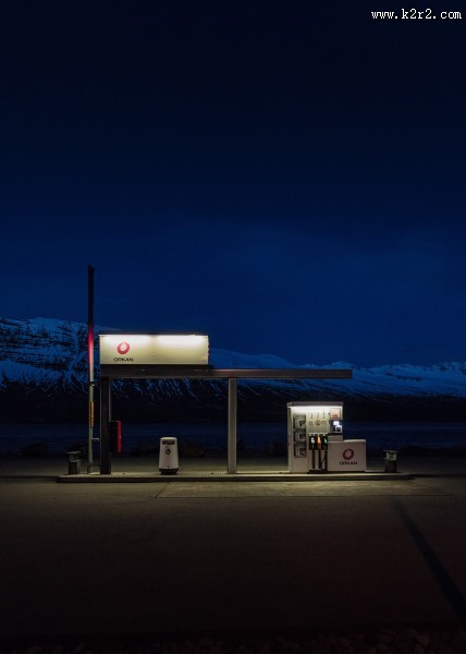 夜晚的加油站图片