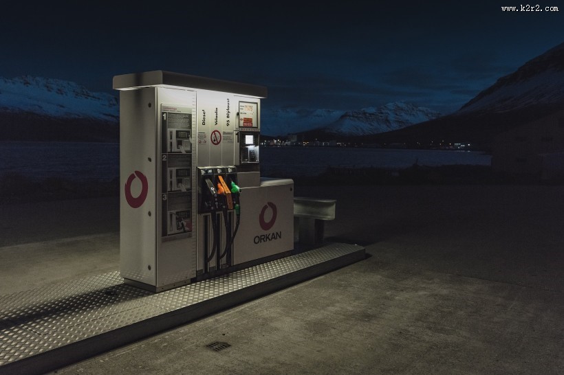 夜晚的加油站图片