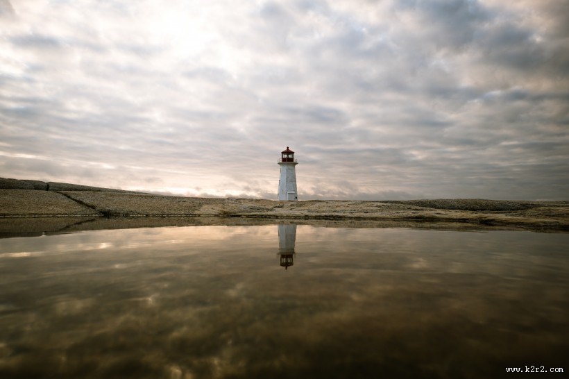 耸立的白色灯塔图片