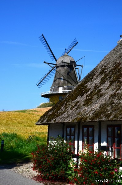 高大的荷兰风车图片