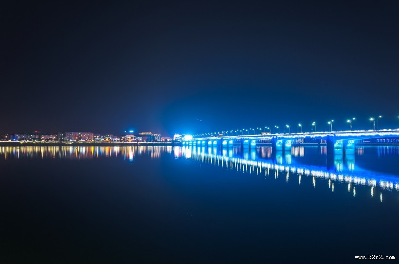 夜晚城市的水中倒影图片