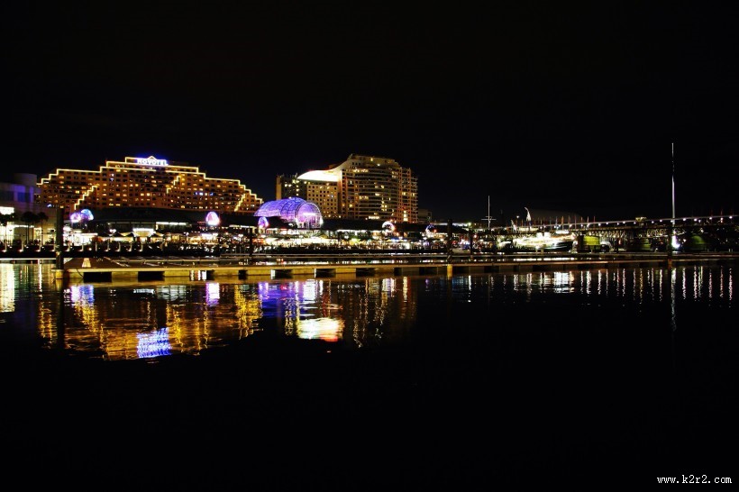 夜晚城市的水中倒影图片