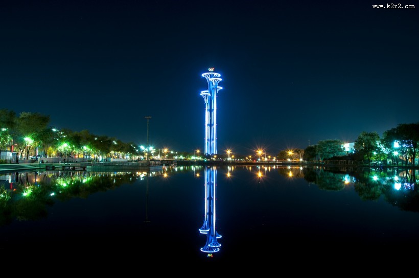 夜晚城市的水中倒影图片