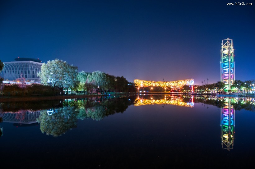 夜晚城市的水中倒影图片