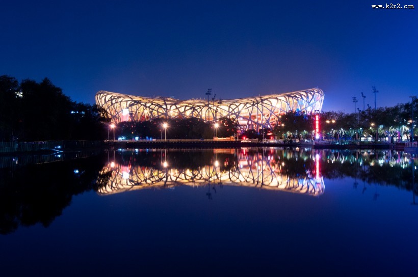 夜晚城市的水中倒影图片