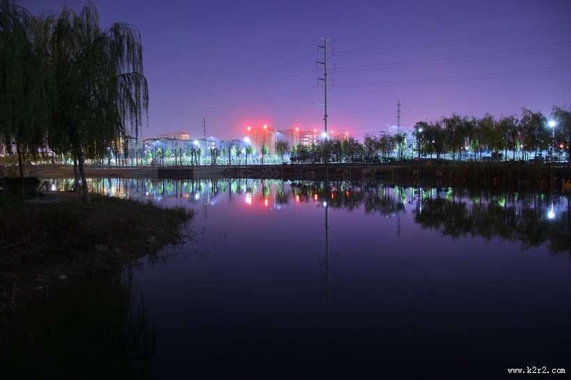 夜晚城市的水中倒影图片