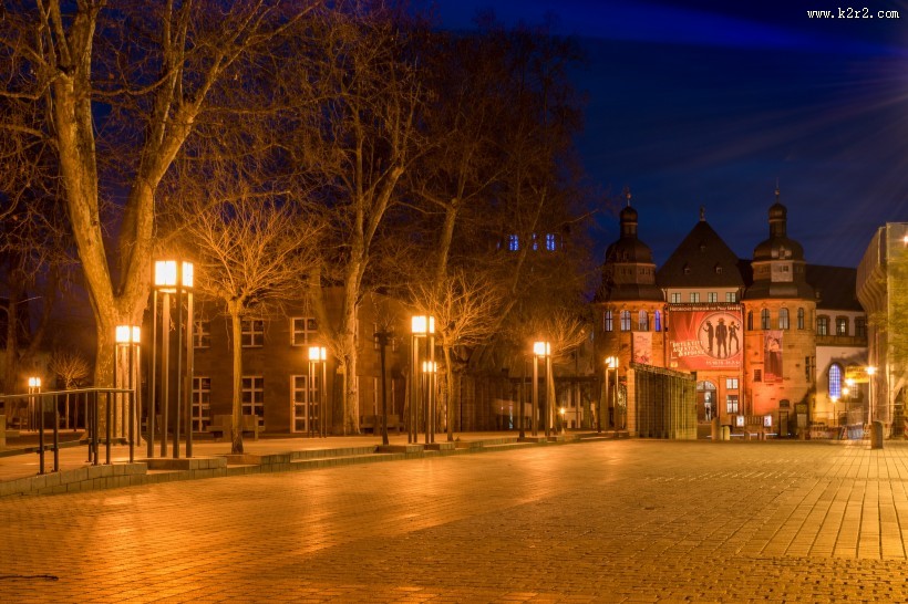 晚上路灯闪亮的街道图片