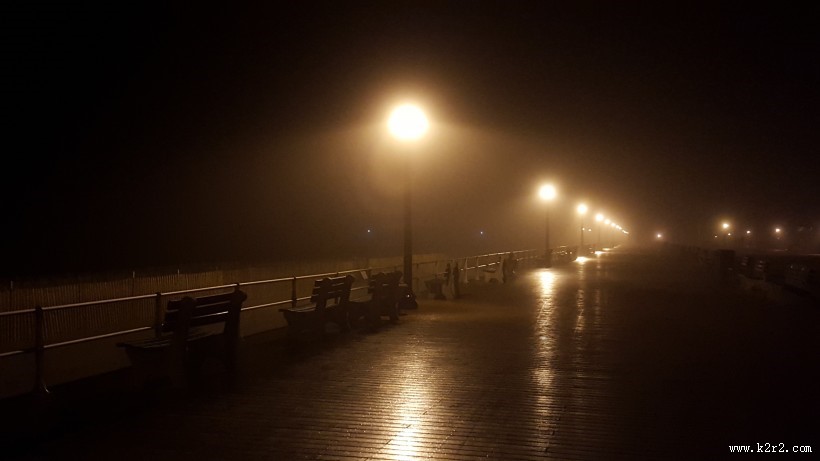 晚上路灯闪亮的街道图片