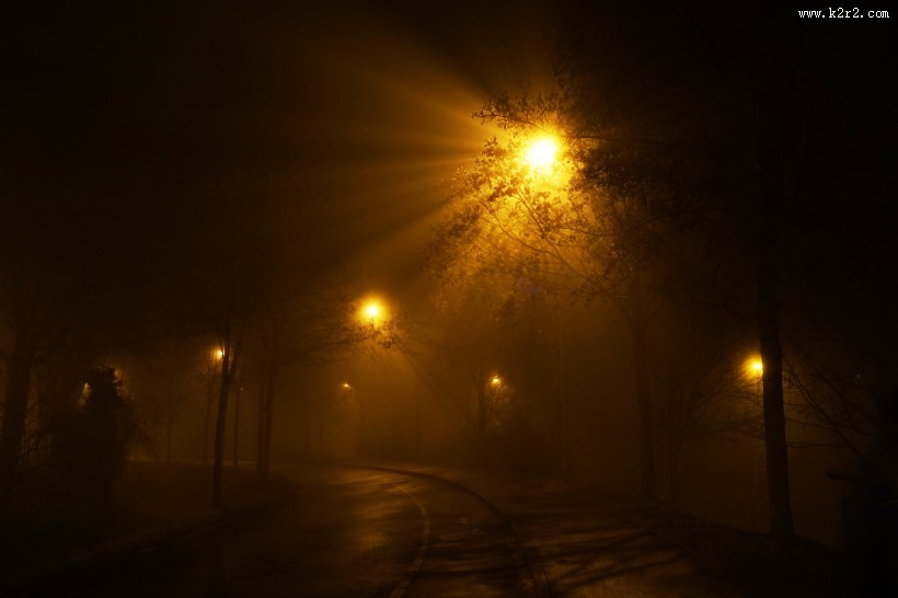 晚上路灯闪亮的街道图片