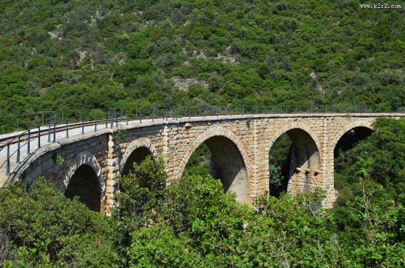 坚固的桥梁图片