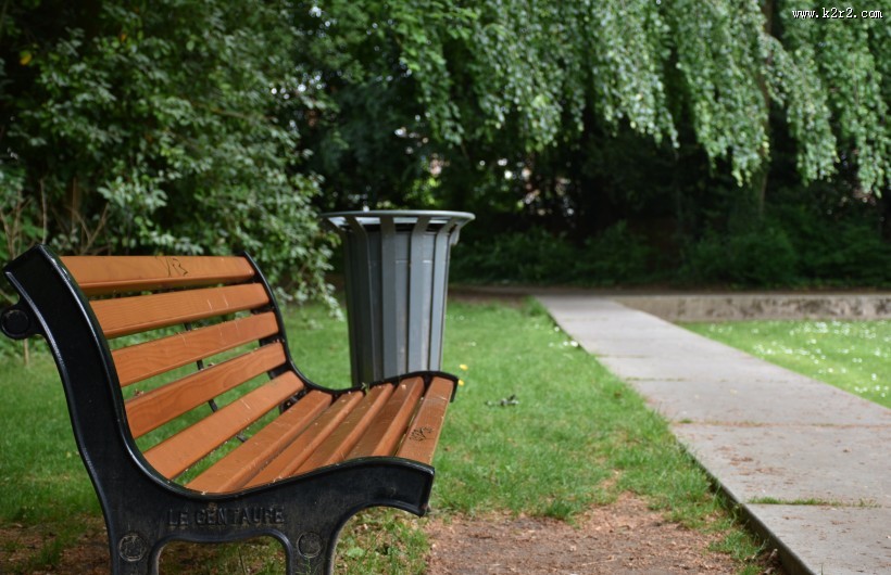 放在户外的长椅图片