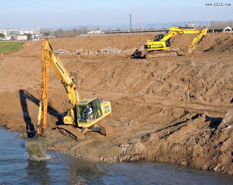 施工中的挖掘机图片