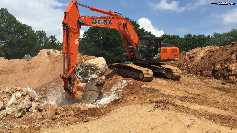 施工中的挖掘机图片