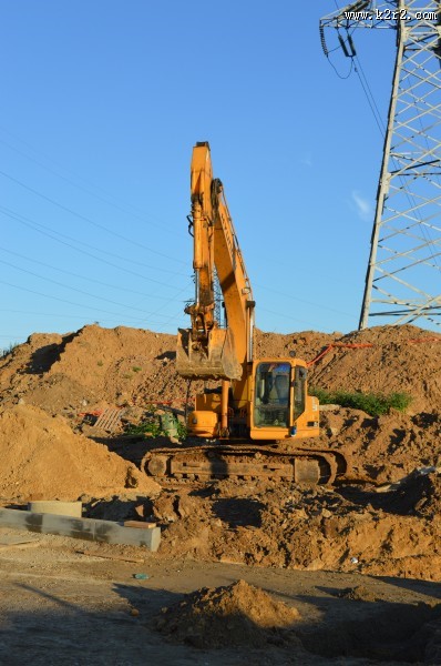 高大的挖掘机图片