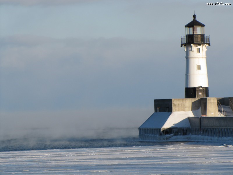高大的白色灯塔图片